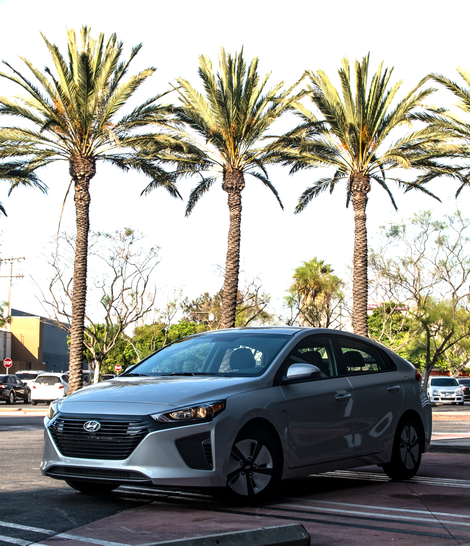 Illustration for article titled 2018 Hyundai Ioniq Is a Car to Get if You Love Money